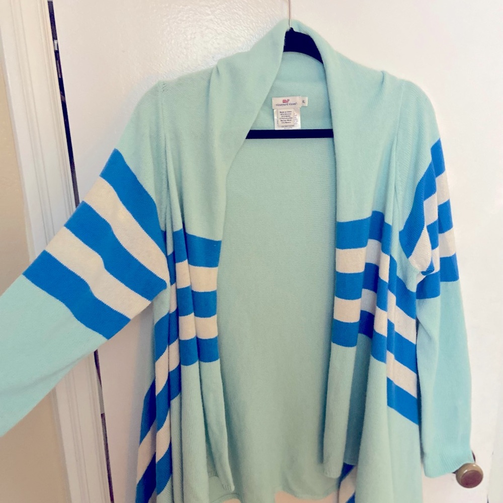 Vineyard Vines mid-lengthcozy cardigan.Thin sweater material. True to size